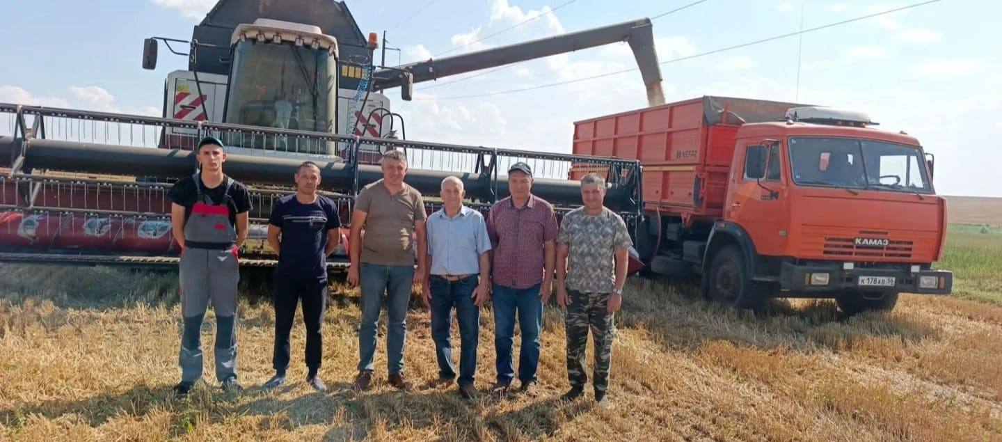 Продолжается уборочная кампания в Курманаевском районе